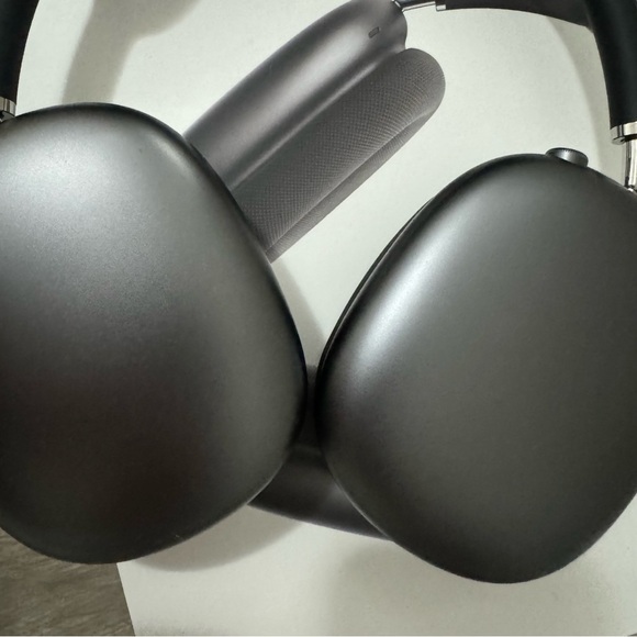 SOLD Airpods Max Space Gray with Box - Picture 5 of 9